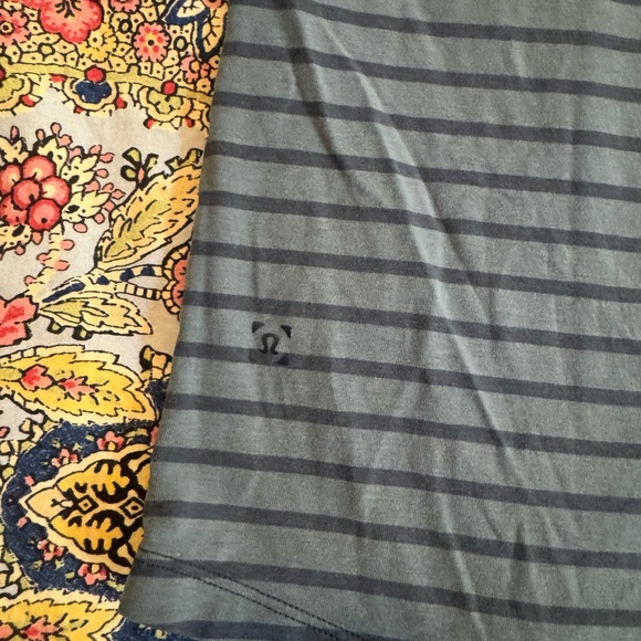 Men’s medium lululemon athletic t shirt. Green with navy blue stripes - Picture 4 of 5